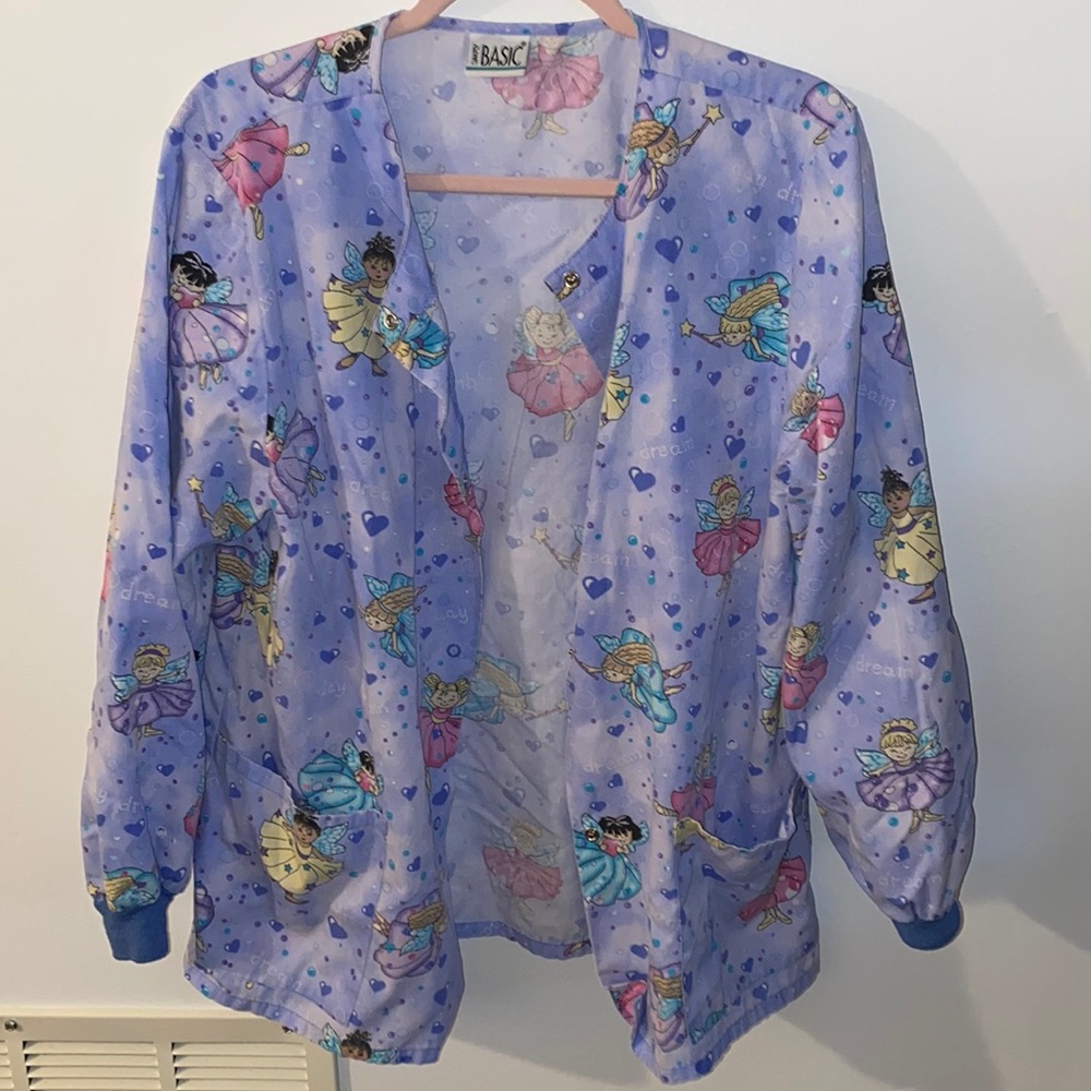 Fairy printed scrub jacket! ♥️🧚🏻‍♀️🧚🏻